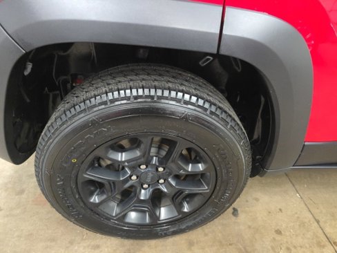 Used 2019 Jeep Cherokee Trailhawk w/ Cold Weather Group image 10