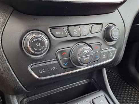 Used 2019 Jeep Cherokee Trailhawk w/ Cold Weather Group image 20