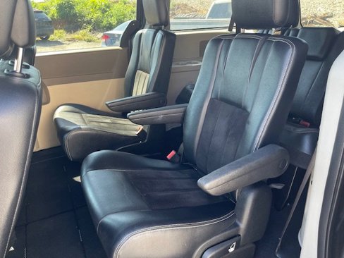 Used 2017 Dodge Grand Caravan SXT image 12