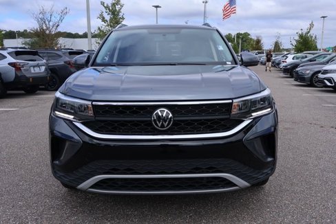 Certified 2022 Volkswagen Taos SE image 2