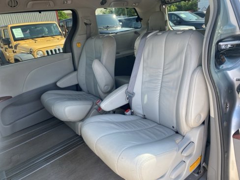 Used 2011 Toyota Sienna XLE image 19