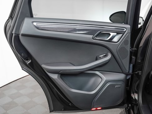 Certified 2022 Porsche Macan S image 26