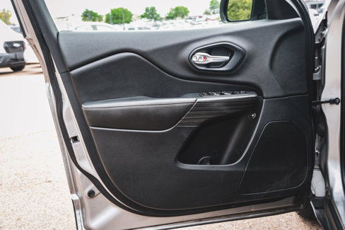 Used 2016 Jeep Cherokee Limited image 12