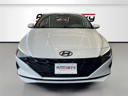 Used 2022 Hyundai Elantra SE image 2