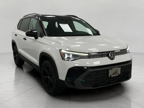 New 2025 Volkswagen Taos SE image 1