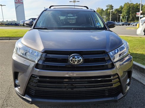 Used 2018 Toyota Highlander SE image 2