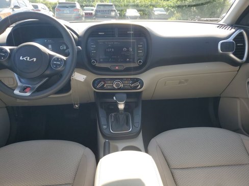 Used 2023 Kia Soul LX image 2