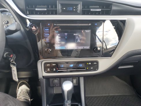 Used 2017 Toyota Corolla LE image 18