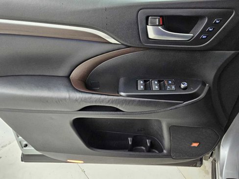 Used 2016 Toyota Highlander Limited image 10