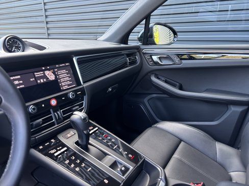 Certified 2025 Porsche Macan image 10