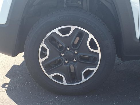 Used 2016 Jeep Renegade Trailhawk image 22