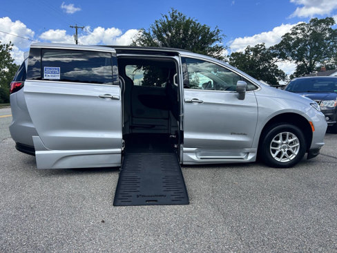 Used 2022 Chrysler Pacifica Touring-L image 4