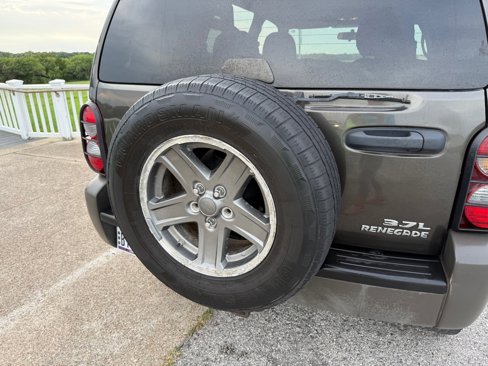 Used 2005 Jeep Liberty Renegade image 15