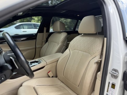 Used 2018 BMW 750i image 14