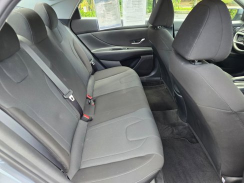 Used 2022 Hyundai Elantra SE w/ Cargo Package image 7