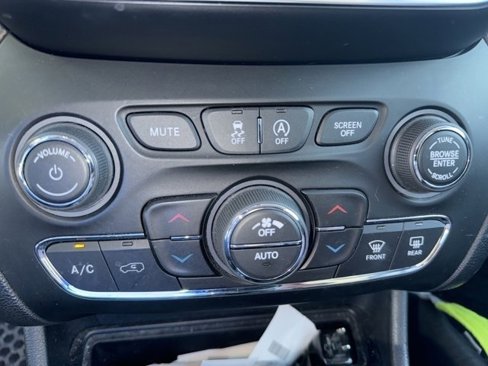Used 2020 Jeep Cherokee Trailhawk w/ Cold Weather Group image 16