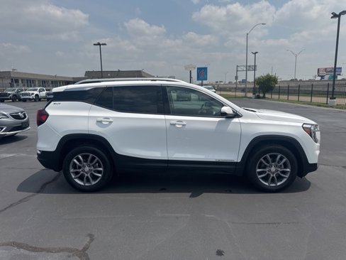 Used 2024 GMC Terrain SLT image 2