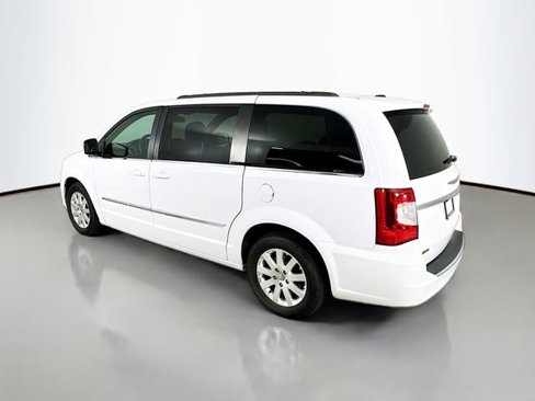 Used 2016 Chrysler Town & Country Touring image 10