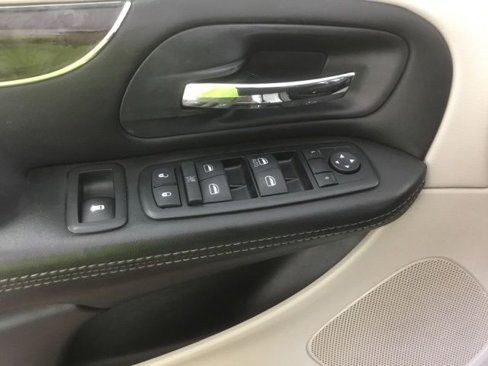Used 2014 Chrysler Town & Country Touring image 24