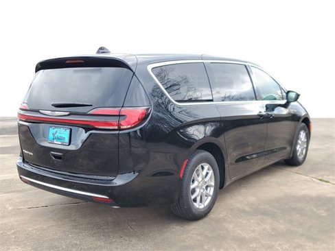 New 2025 Chrysler Pacifica Select image 4