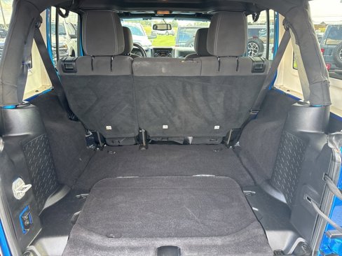 Used 2015 Jeep Wrangler Unlimited Sahara w/ Connectivity Group image 8