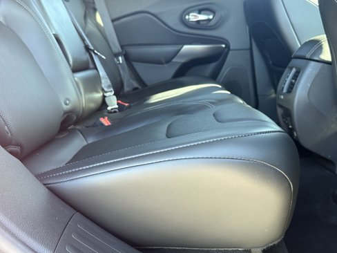 Used 2019 Jeep Cherokee Limited image 17