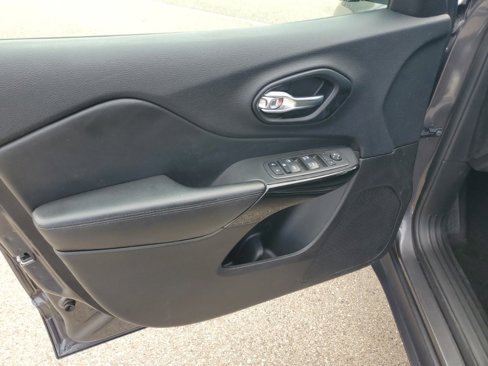 Used 2021 Jeep Cherokee Latitude Plus image 8