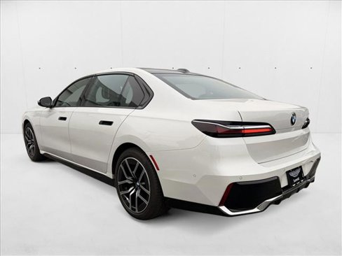 Used 2024 BMW 740i image 4