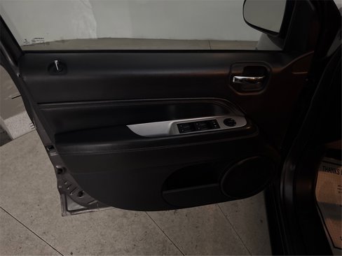 Used 2016 Jeep Compass Latitude image 10