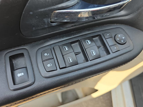 Used 2016 Chrysler Town & Country Touring w/ Driver Convenience Group image 27