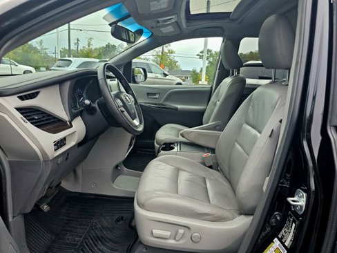 Used 2017 Toyota Sienna XLE Premium image 18