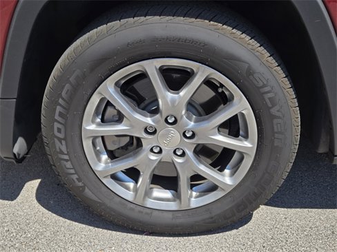 Used 2018 Jeep Cherokee Latitude Plus w/ Comfort/Convenience Group image 3