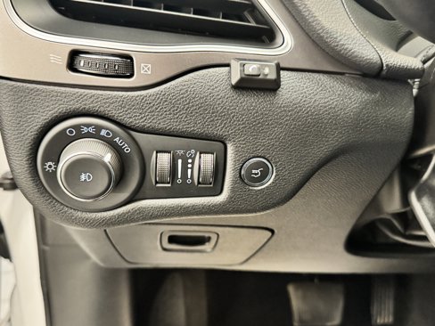 Used 2022 Jeep Cherokee Latitude Lux image 18