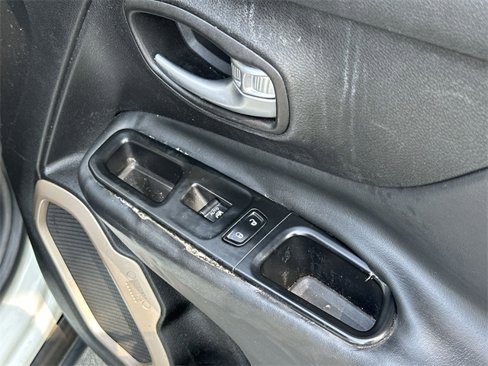 Used 2015 Jeep Renegade Limited image 29