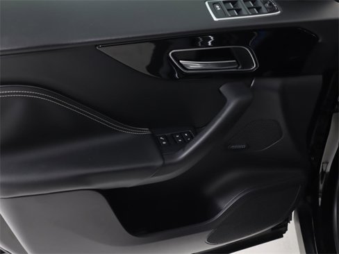 Used 2019 Jaguar F-PACE R-Sport image 11