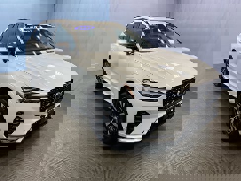 Certified 2025 Volvo XC60 B5 Core image 1