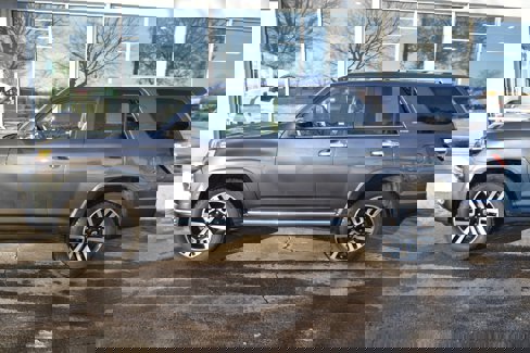 Used 2018 Toyota 4Runner 4WD image 2