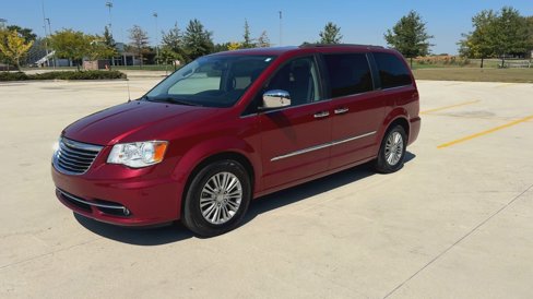 Used 2016 Chrysler Town & Country Touring-L image 4