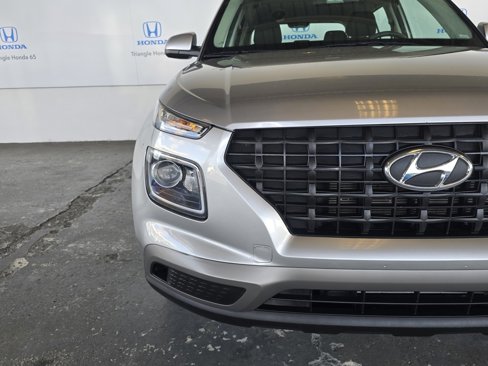 Used 2024 Hyundai Venue SE image 16
