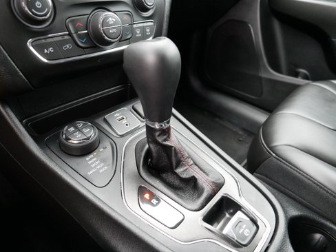 Used 2019 Jeep Cherokee Trailhawk w/ Cold Weather Group image 24