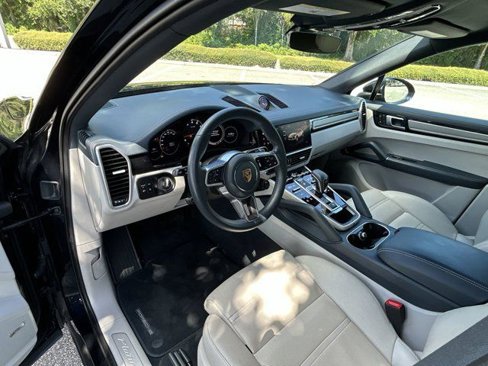 Certified 2023 Porsche Cayenne Platinum Edition image 12
