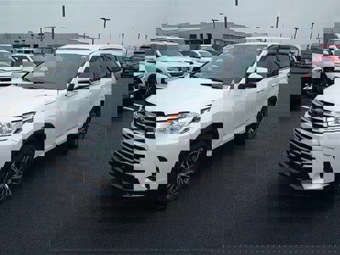 Used 2019 Toyota Highlander LE image 3