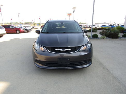 Used 2017 Chrysler Pacifica Touring image 2