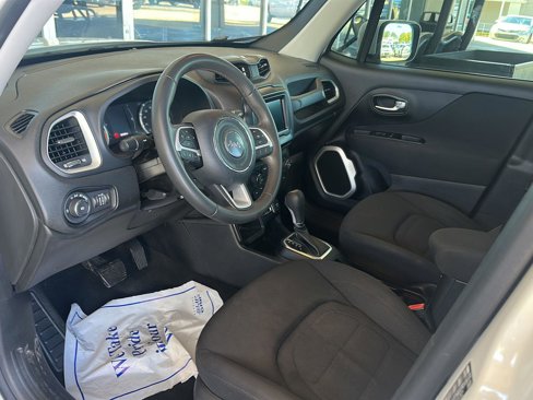 Used 2018 Jeep Renegade Latitude image 3