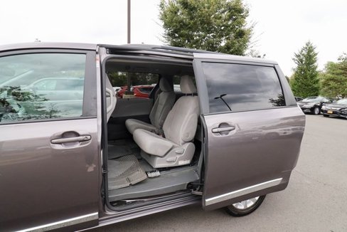 Used 2015 Toyota Sienna LE image 37