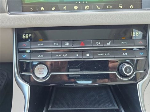 Used 2020 Jaguar XF Premium image 21