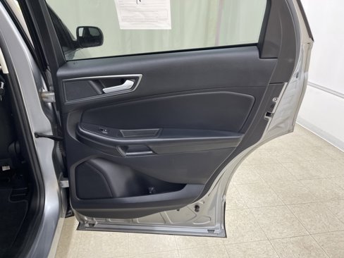 Used 2020 Ford Edge SE image 13