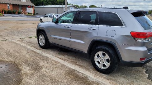 Used 2017 Jeep Grand Cherokee Laredo image 3