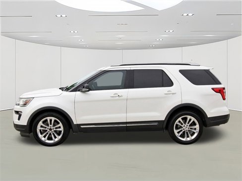 Used 2018 Ford Explorer XLT w/ Equipment Group 202A image 6