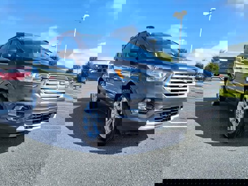Used 2018 Ford Escape SE image 2